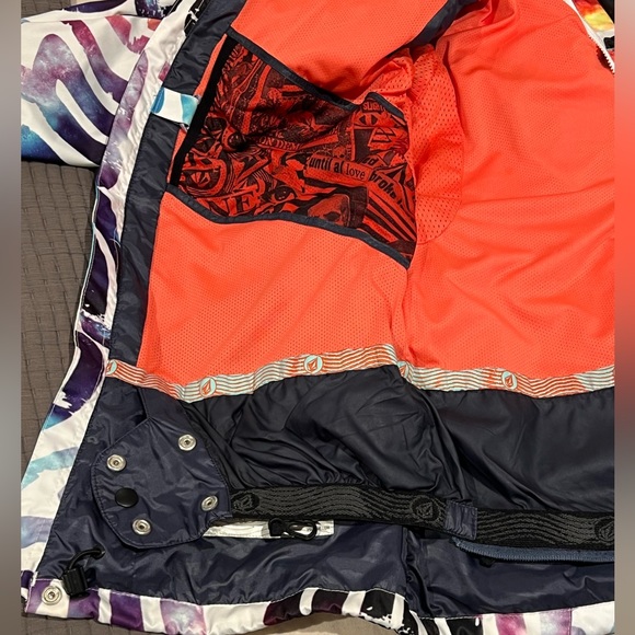 Volcom Snowboard Jacket - Picture 6 of 11